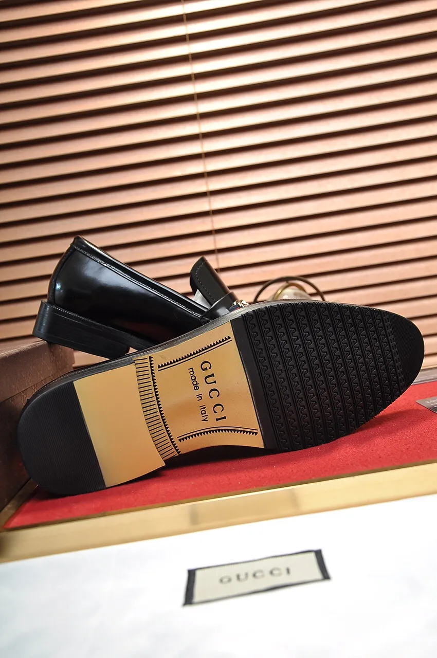 Men's shoes💰460💶Italy's top luxury men's shoe giant [GUCCI] has arrived in new style🍃Original European style🔰 Pleasant to the eye😍In order to make the shoes more durable and non-deformable🌀The production continues to follow traditional methods but there is still no lack of innovation💪The original sheepskin is chosen for the leather♻Smooth, natural and extra bright⭐Made of imported cowhide, the first choice of the rich 38-45 (45 customized)